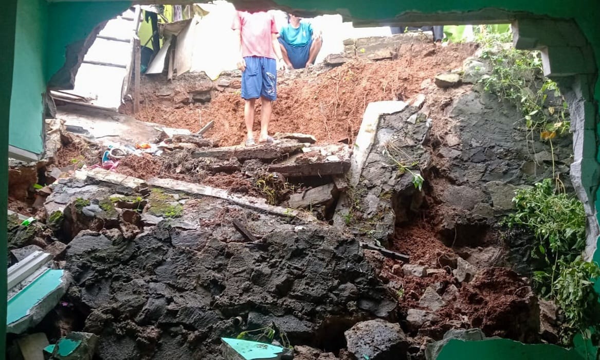 Tanah Longsor Hantam Rumah Warga di Perumahan Mutiara Puri Harmoni