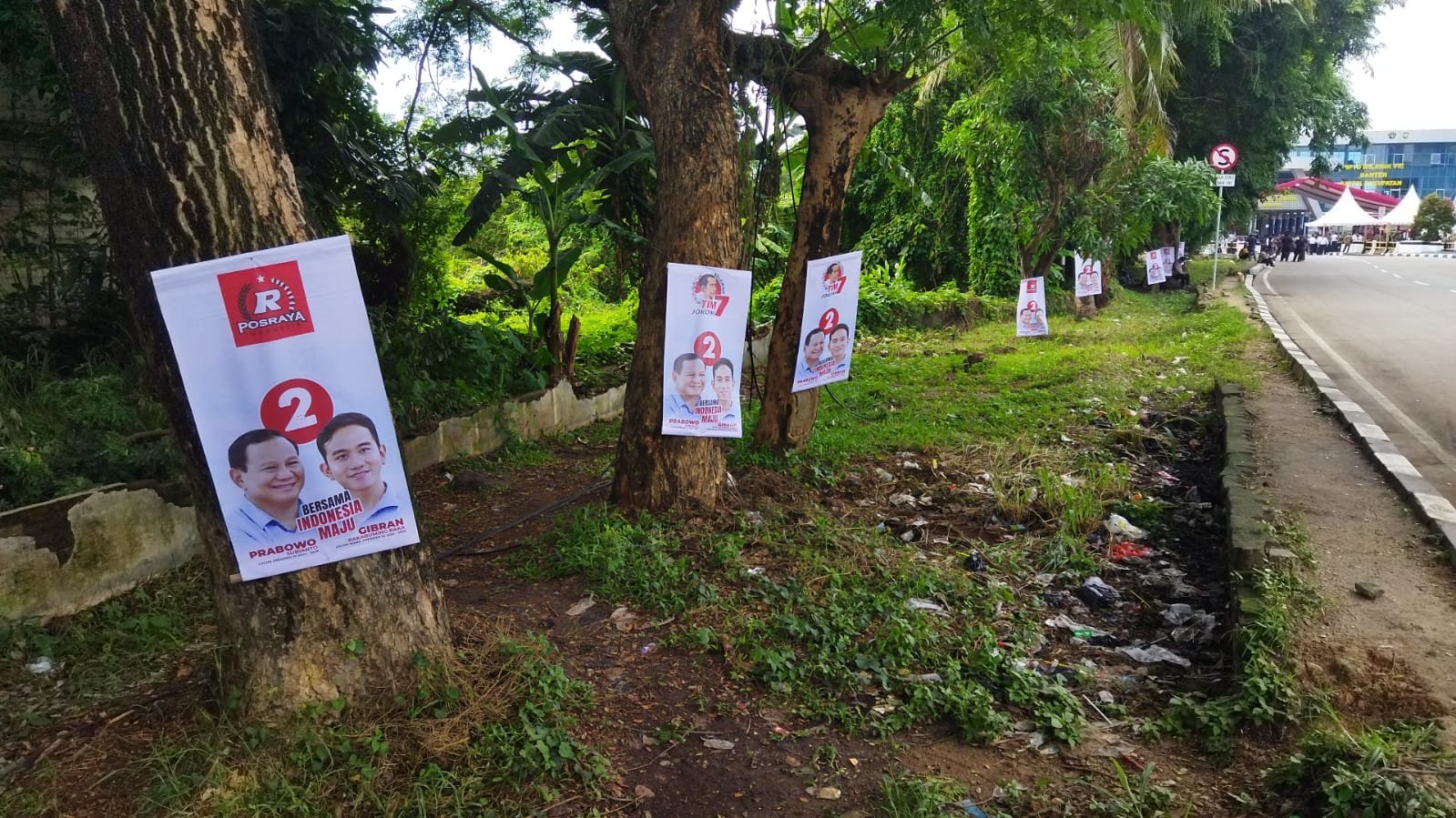 Jokowi Disambut Puluhan Banner Prabowo-Gibran di Terminal Pakupatan Tipe-A Serang