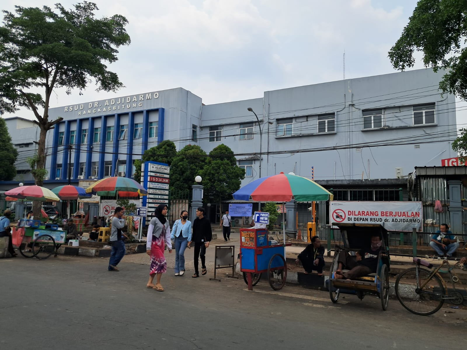 Ambulance Masuk Area RSUD Adjidarmo Dipungut Biaya Diprotes