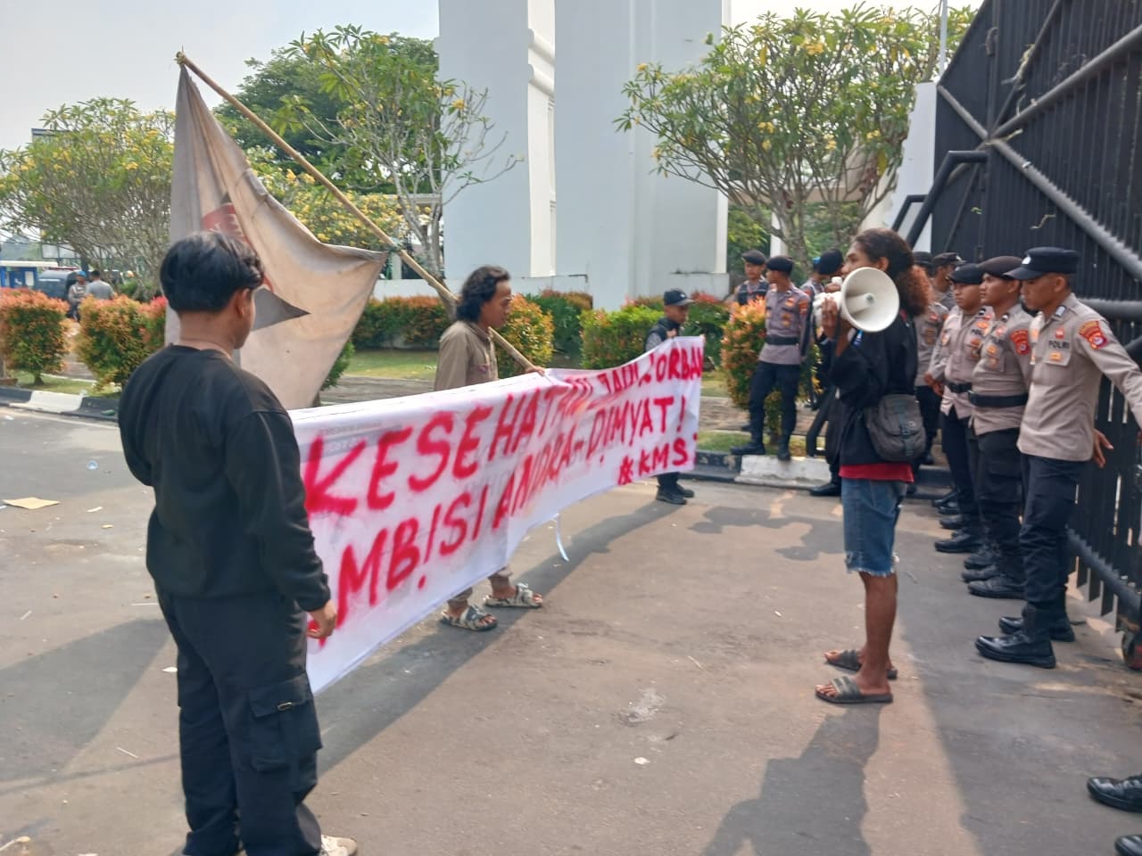 Pendemo Kepung Pemprov Banten