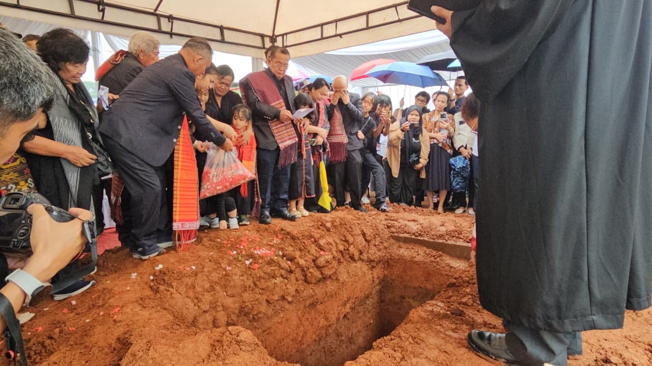 Diplomat Zetro Dimakamkan di Setu 