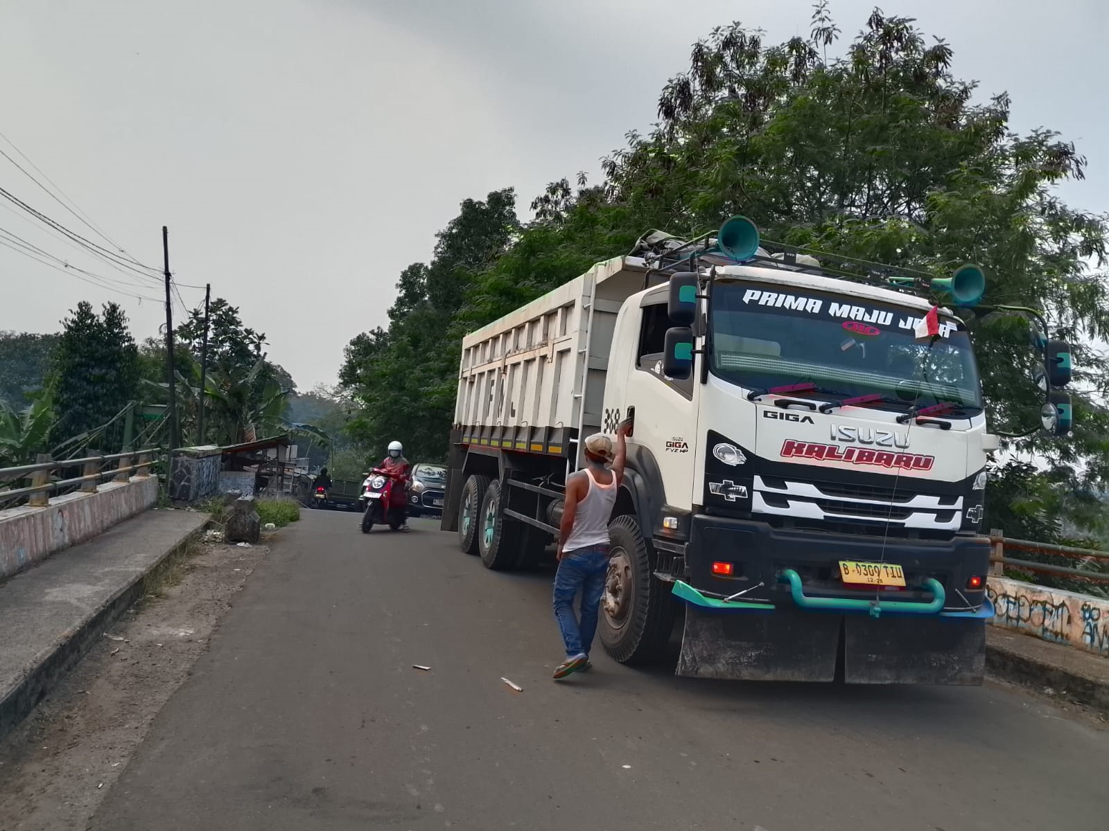 Warga Keluhkan Truk Pengangkut Pasir