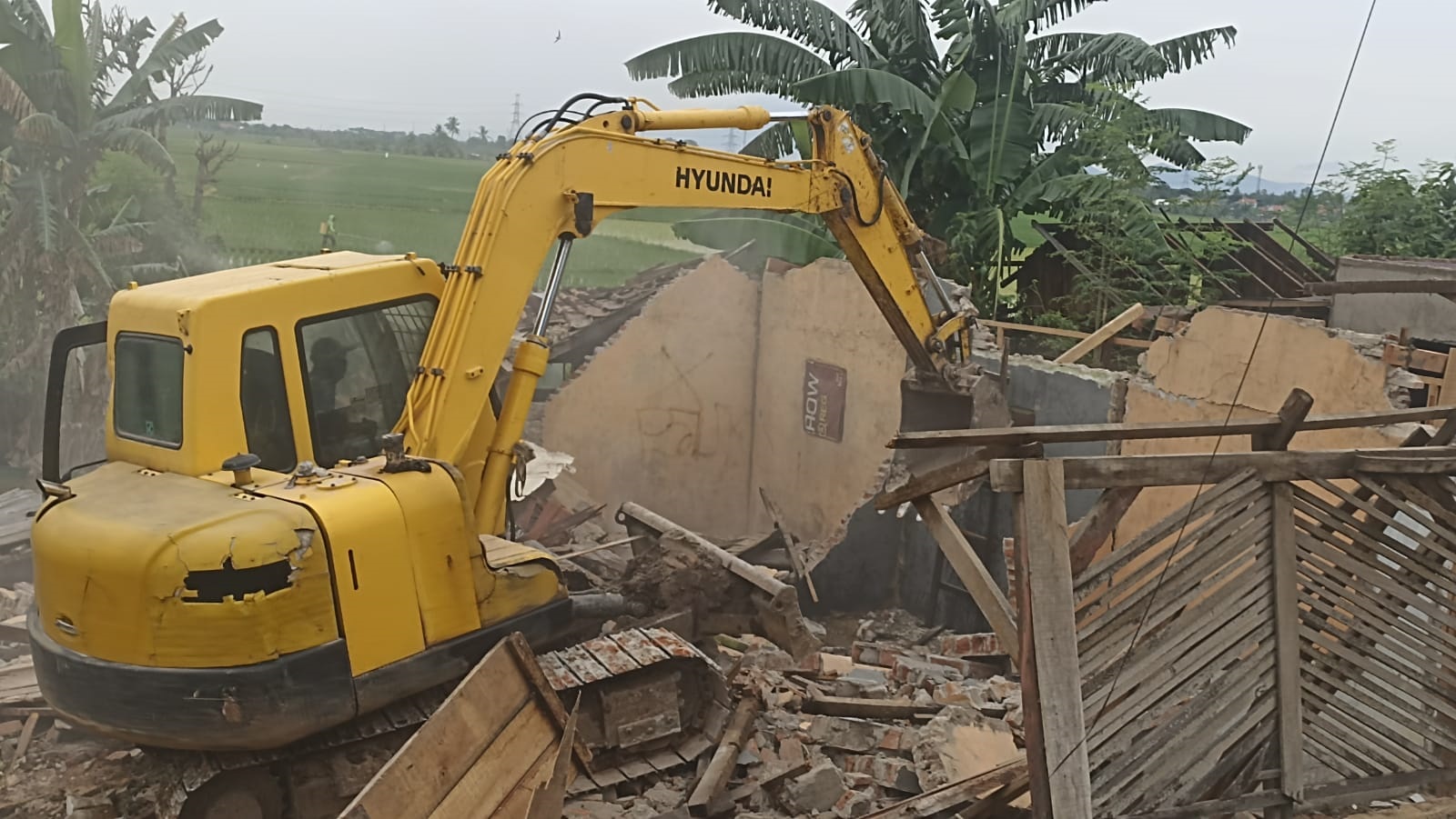 Bangunan Liar Sepanjang Kali Padek Ditertibkan