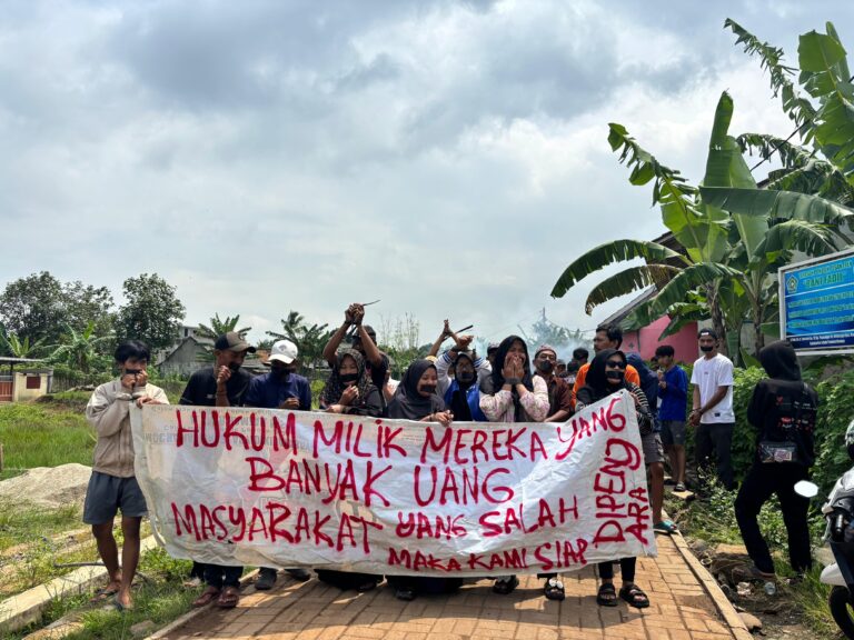 Merasa Dikriminalisasi, Warga Rangkasbitung Gelar Aksi Teatrikal di Galian Ilegal