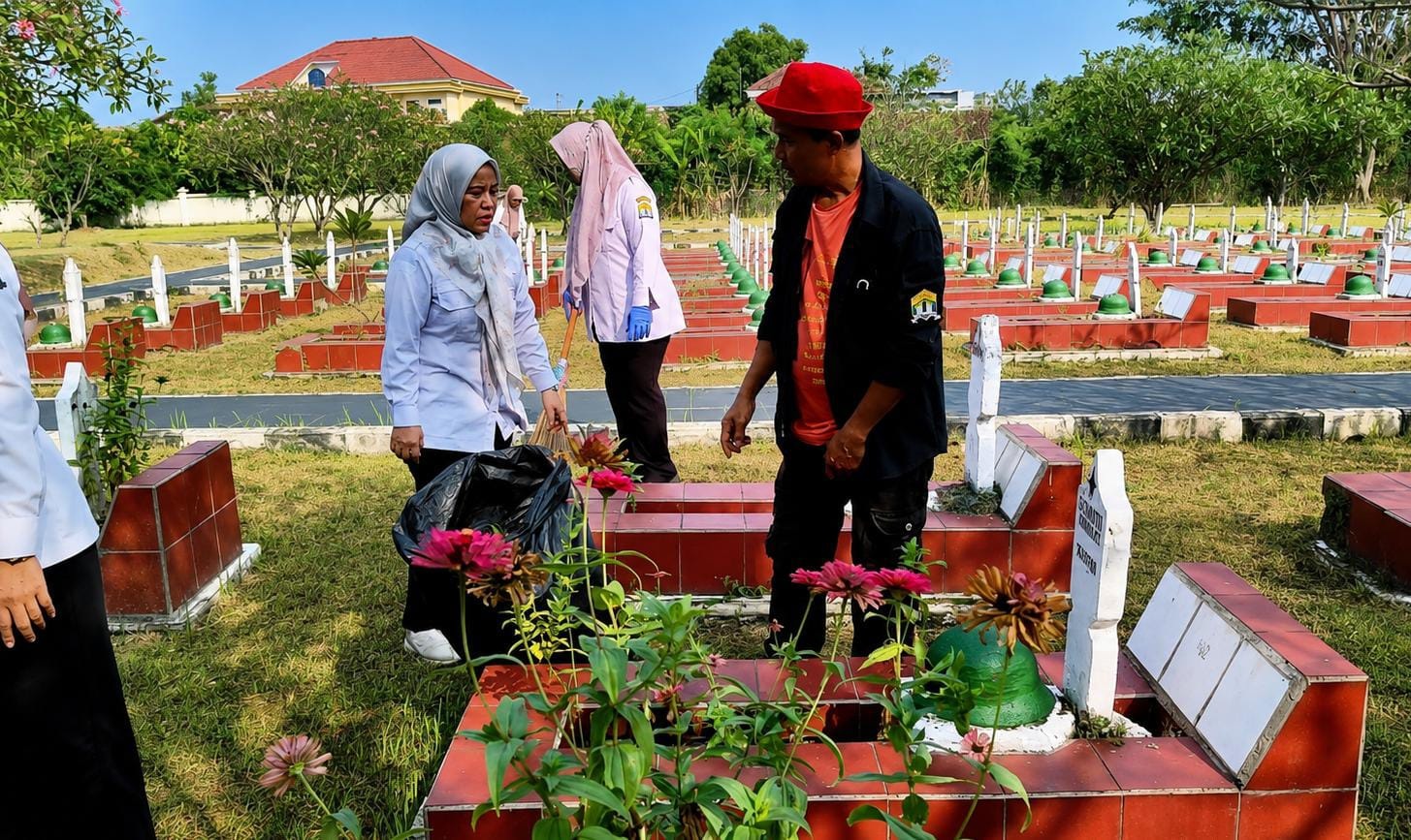 Dinsos Bersihkan TMP Sambut HUT Kota Serang dan HUT RI