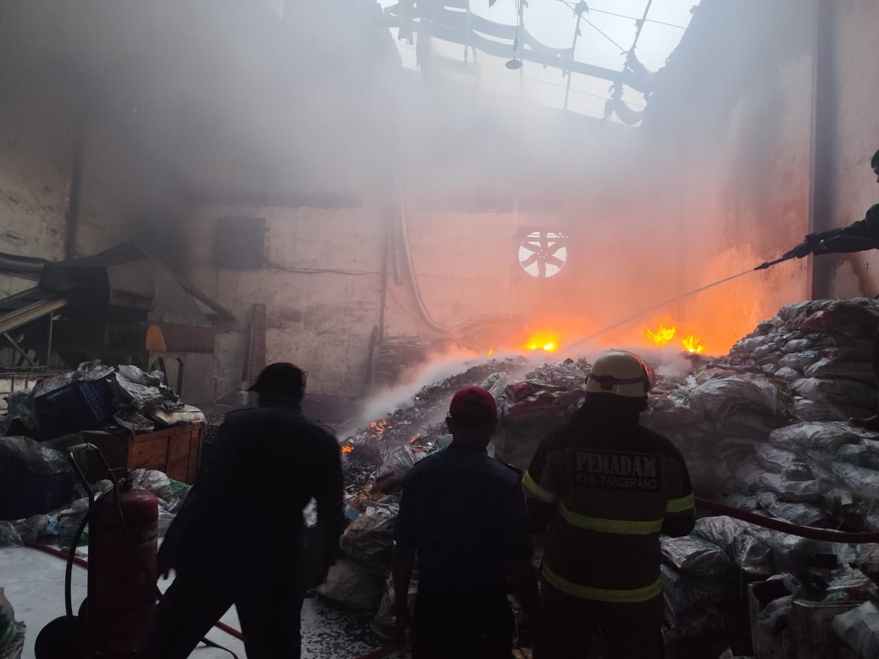 Gudang Limbah Baterai HP Terbakar