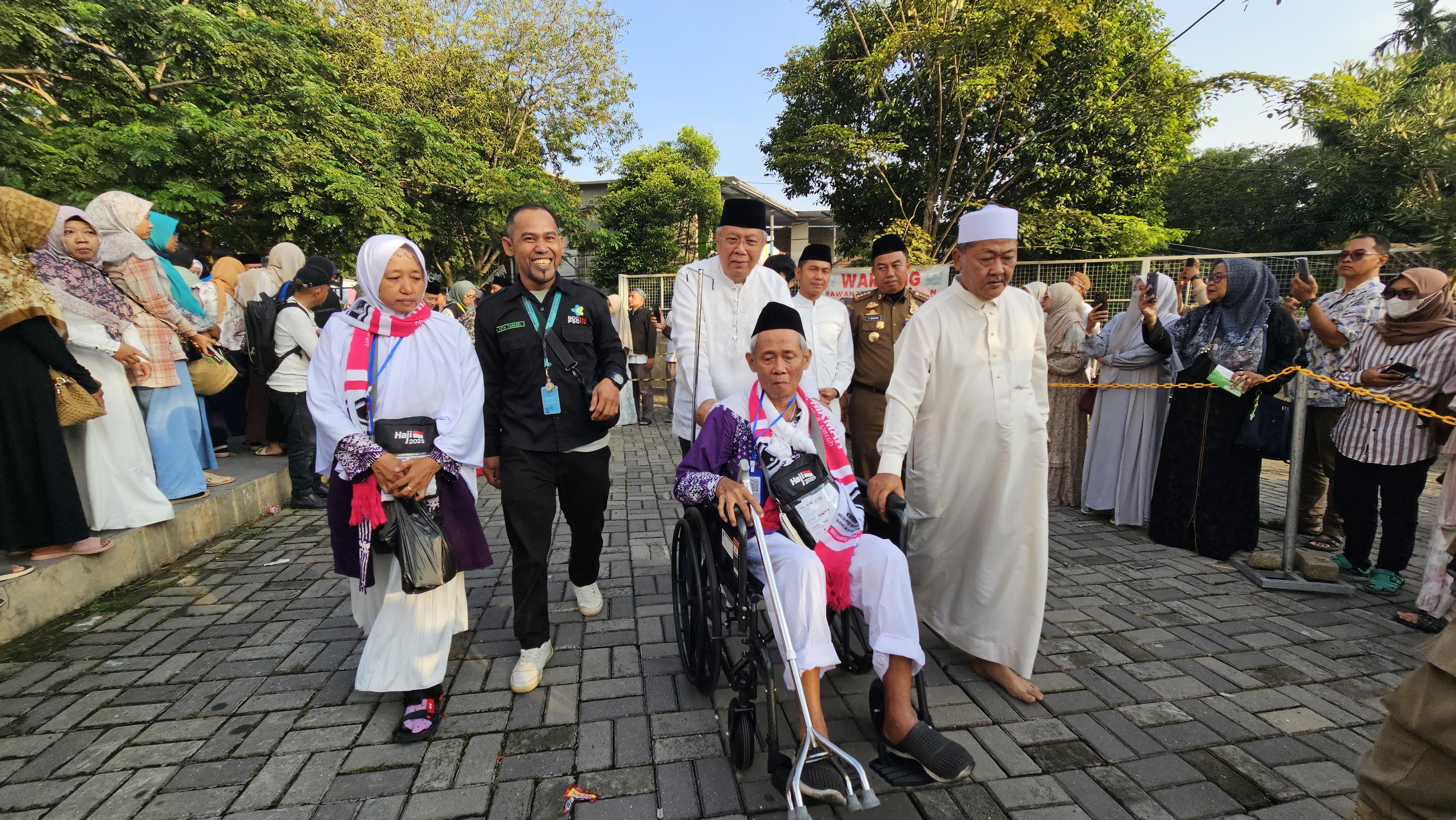 Benyamin Lepas Keberangkatan 393 Calon Jamaah Haji Kloter Pertama