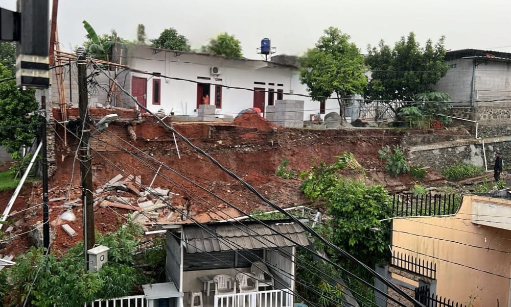 Hujan Deras Tembok Setinggi 2,5 Meter Longsor