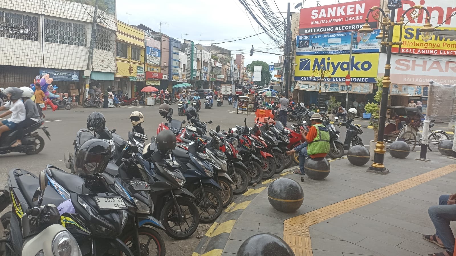 Parkir Royal Dialihkan ke Jalan