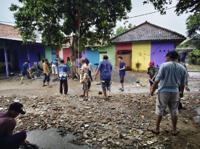 Warga Kemiri Gotong Royong Perbaiki Gedung MBG