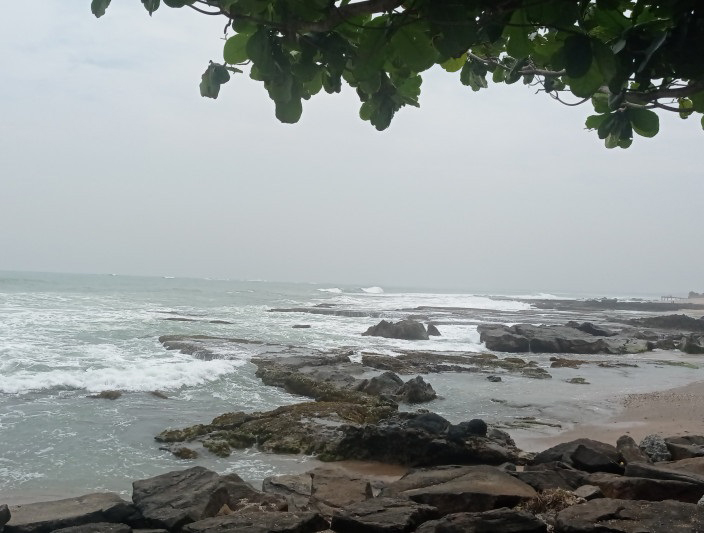 Wisatawan Agar Waspada Gelombang Laut Selatan