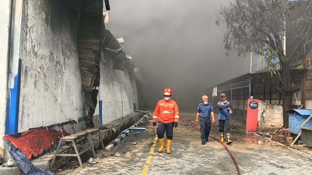 Diduga Trafo Meledak, Pabrik Bohlam Terbakar