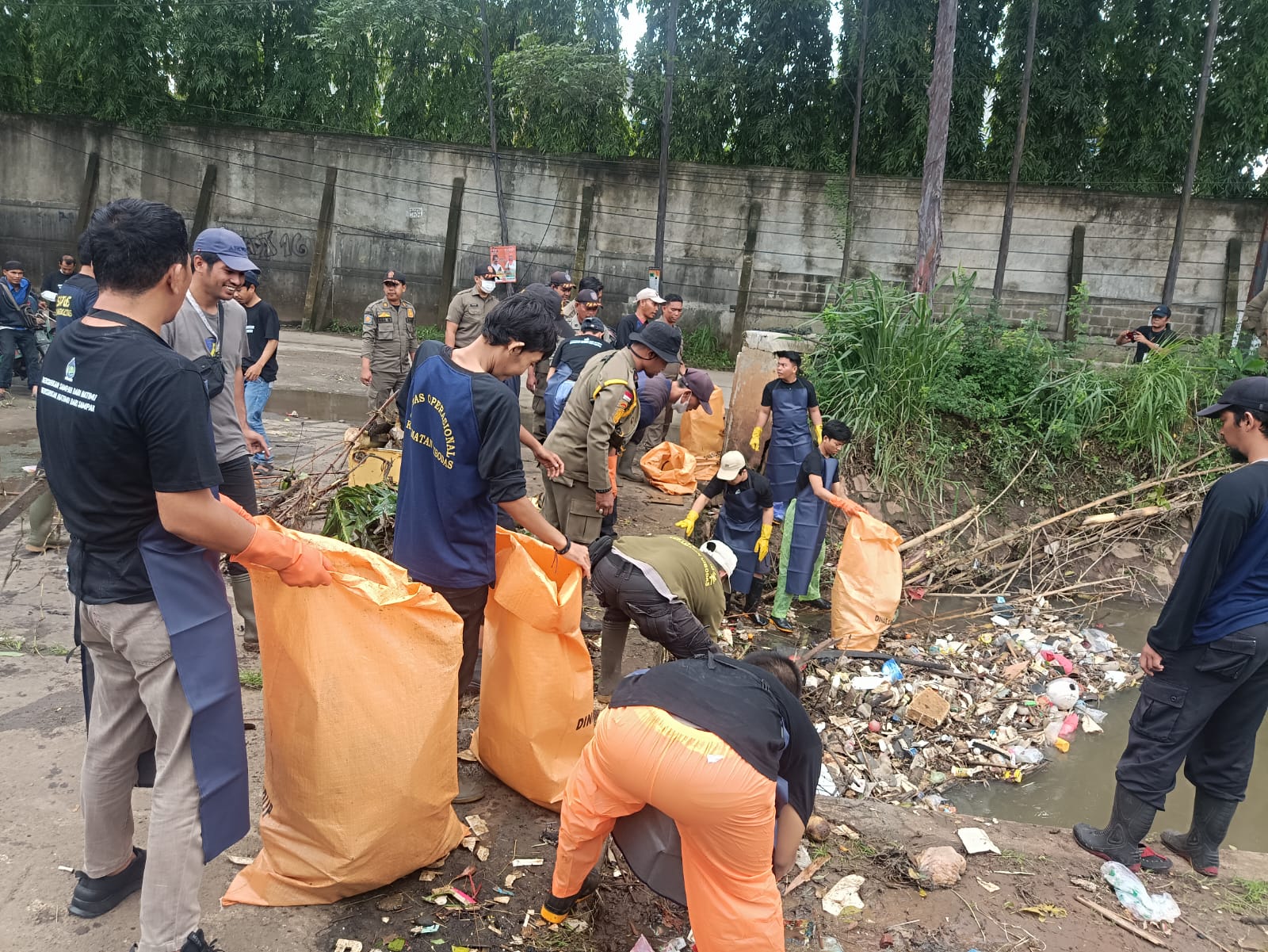 Antisipasi Banjir, BankSasuci Ajak Warga Bebersih Kali 