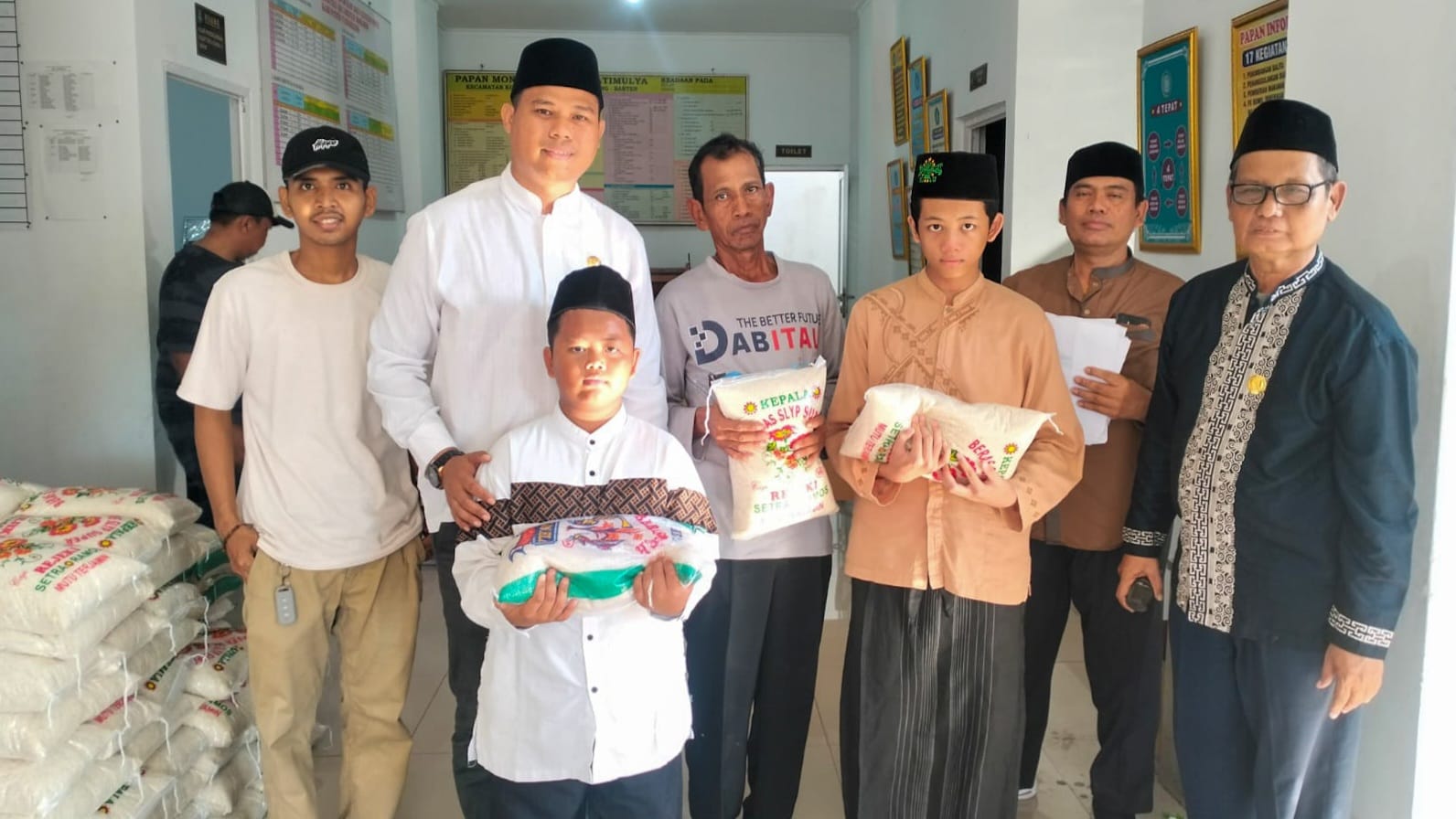 Jelang Idul Adha, Pemdes Jatimulya Bantu Beras ke Yatim dan Janda