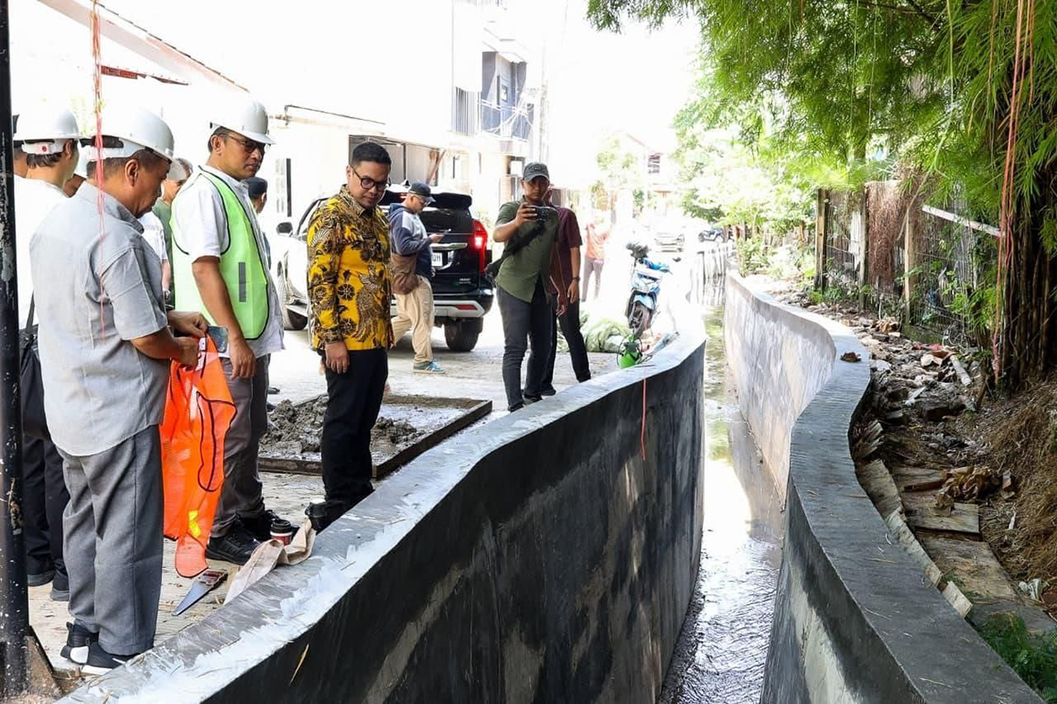 Pilar Cek Hasil Perbaikan Jalan dan Drainase Arya Graha
