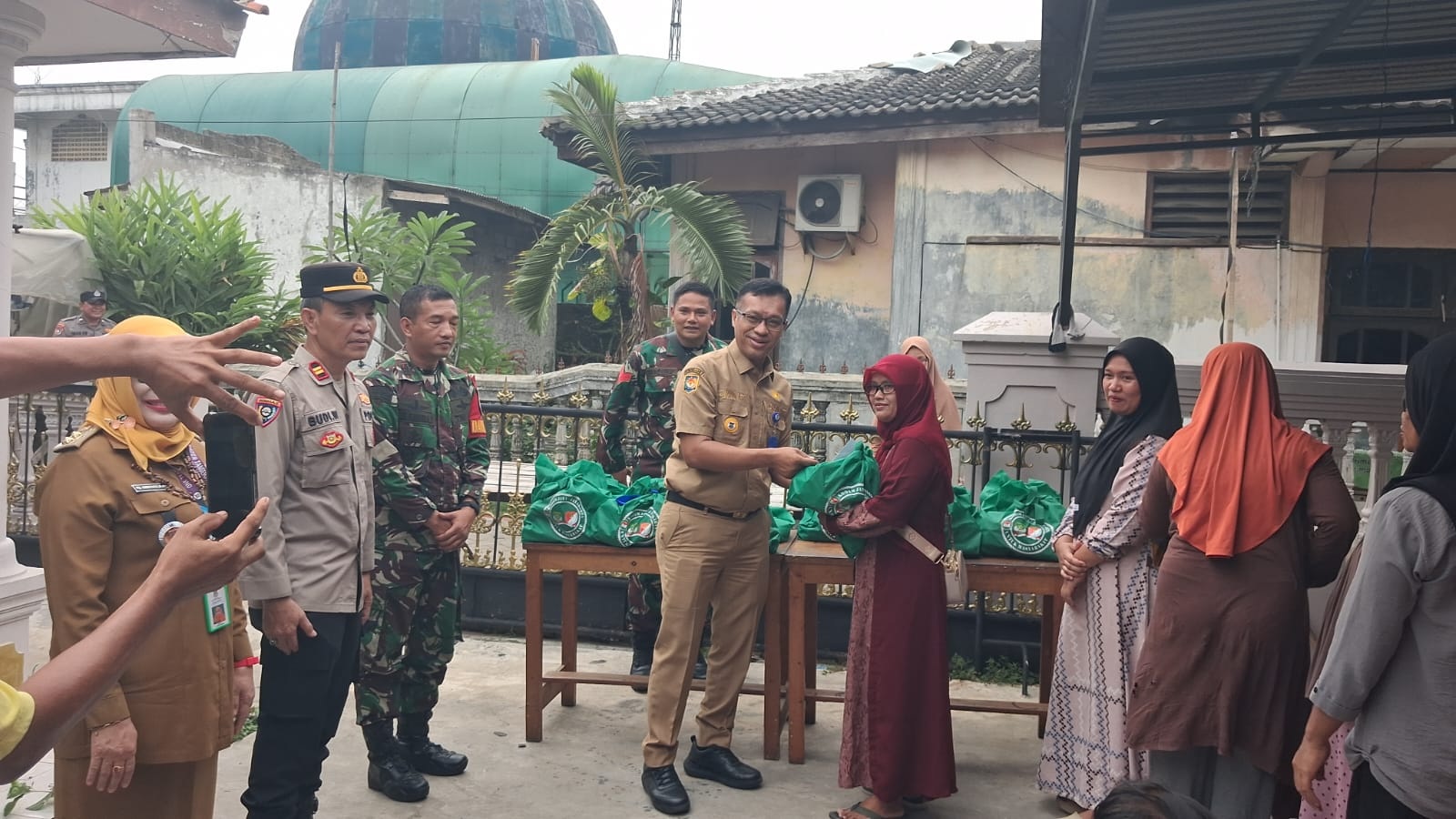 Forkopimcam Rajeg Salurkan Sembako ke Warga Sukatani