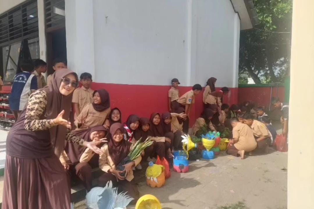Siswa SDN Legok II Rawat Tanaman Sekolah