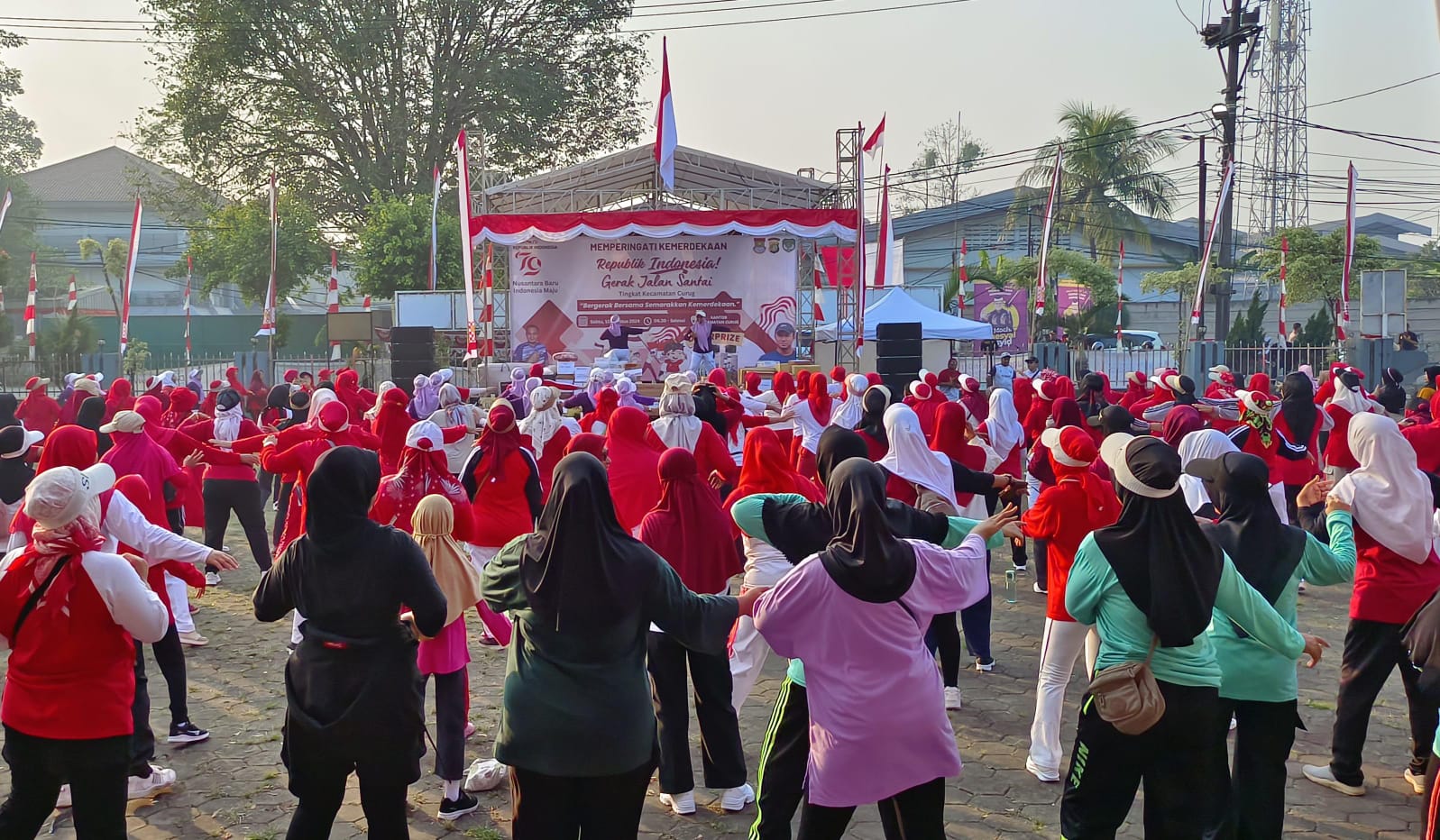 Meriah, Ribuan Warga Curug Ikut Jalan Santai HUT RI