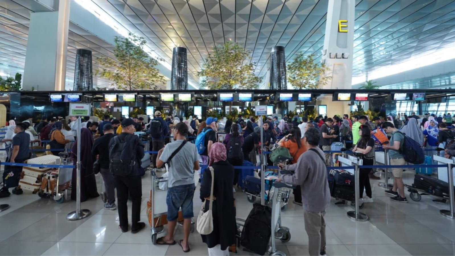 Puncak Nataru, Bandara Soekarno-Hatta Dipadati Penumpang