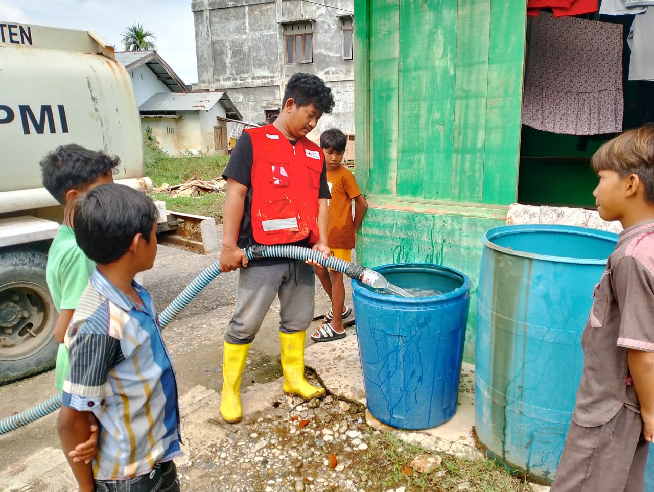 Kisah Ari Kurniawan Relawan PMI Kota Tangerang di Tengah Banjir Bandang Aceh, Menjaga Asa dari Tangki Air
