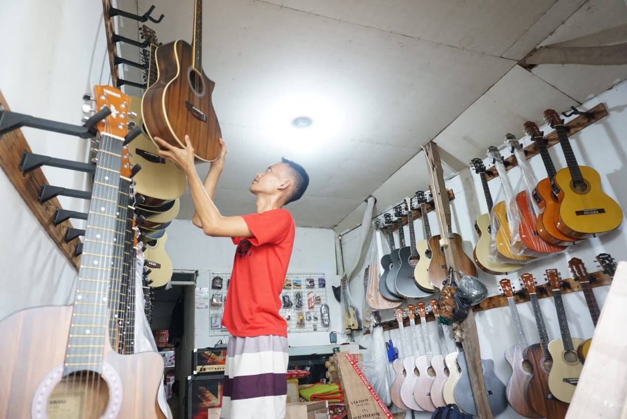 Sukses Jualan Online, Mantan OB Buka 7 Toko Gitar