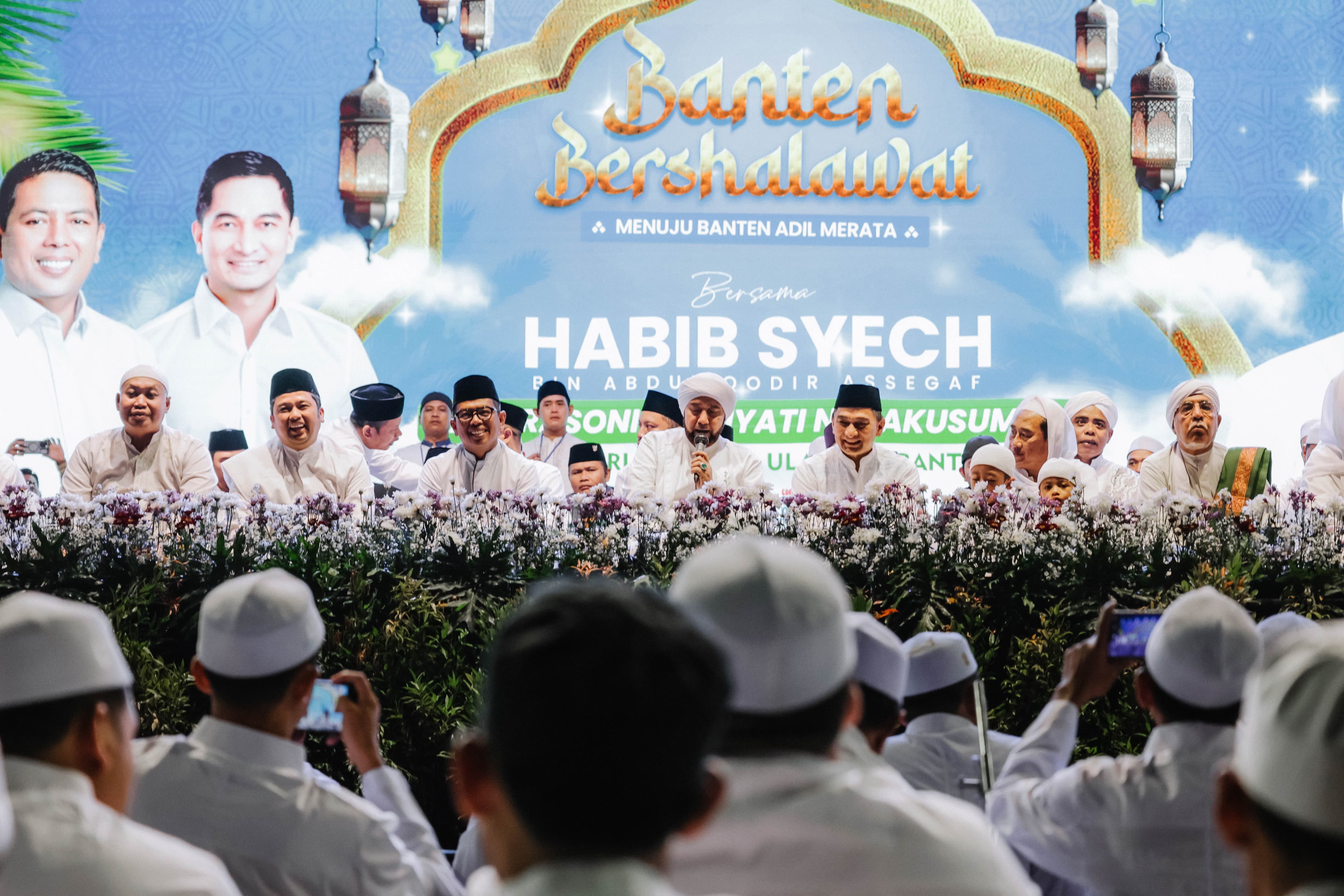 Hadirkan Habib Syech, Puluhan Ribu Orang Sholawatan Bareng Andra Soni-Dimyati