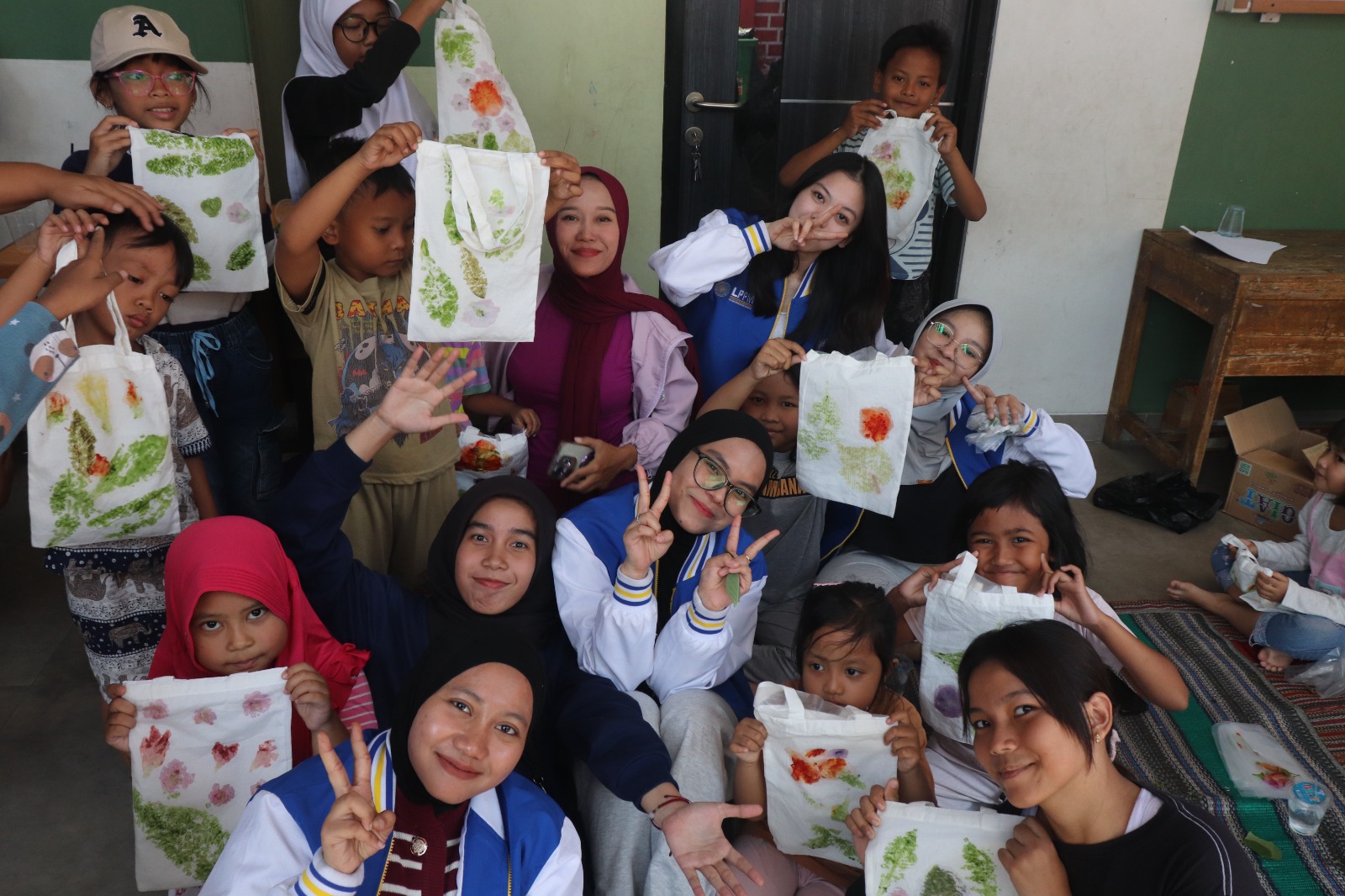 Mahasiswa UMT Ajak Warga Peduli Lingkungan dan Tumbuhkan PHBS