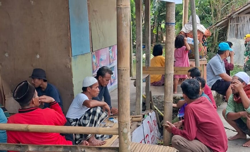 Korban Banjir Tidur di Jalan