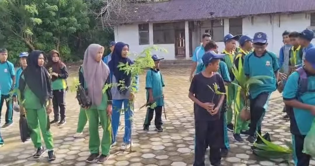 SMPN 2 Pakuhaji Dukung Program Adiwiyata dengan Penghijauan