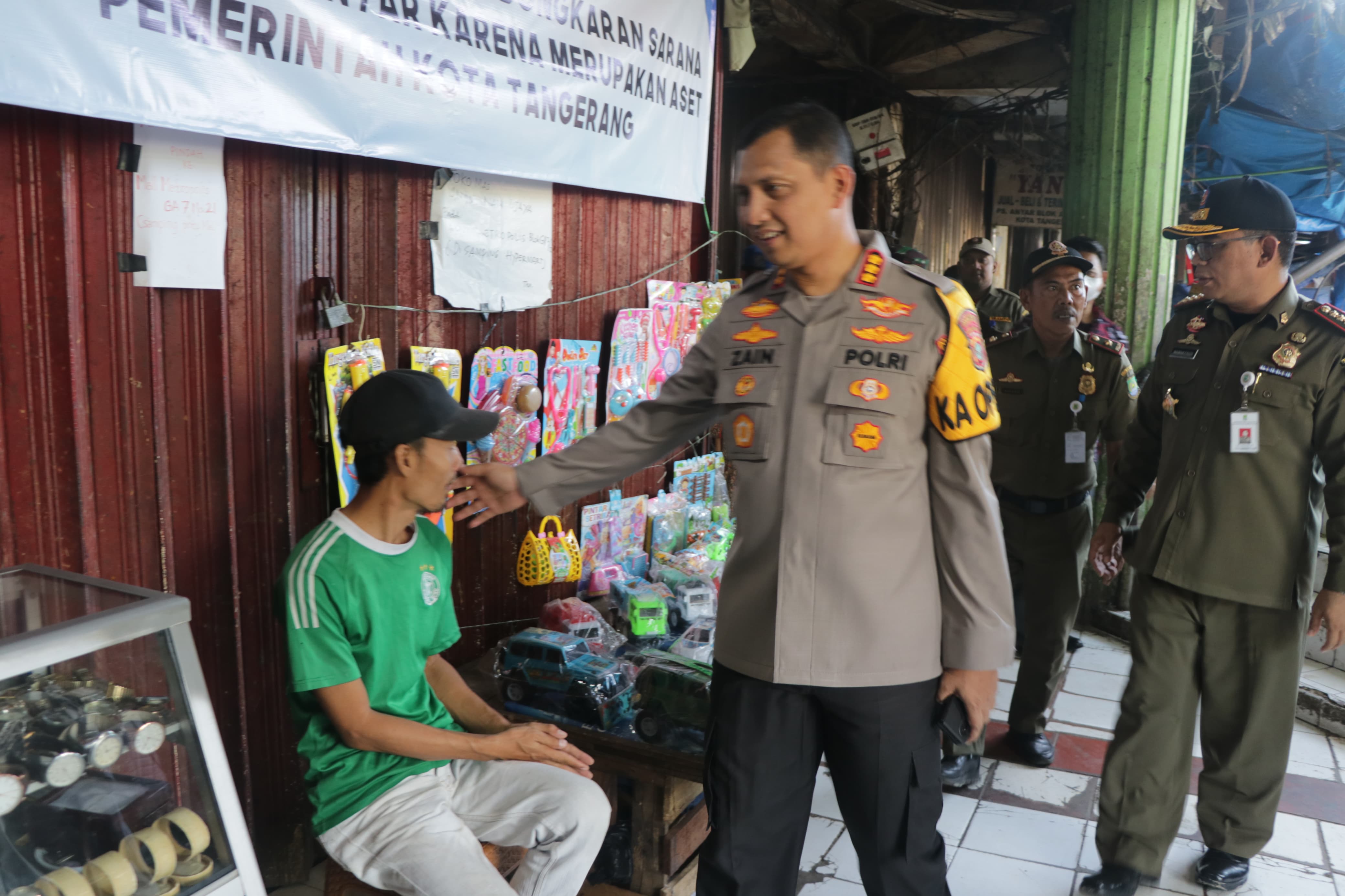 Turun ke Pasar Anyar, Kapolres Pastikan Pengosongan Pasar Berjalan Kondusif