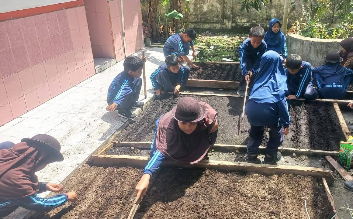SDN Wanakerta II: Bermain Sambil Bercocok Tanam