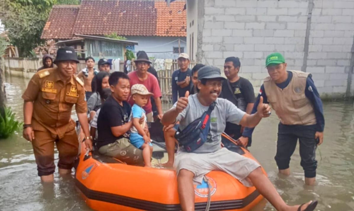 Kades Evakuasi Warga Korban Banjir