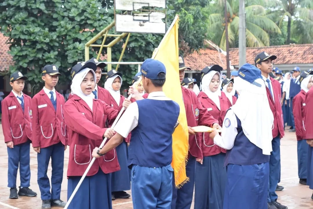SMPN 1 Cisoka Lantik Pengurus OSIS