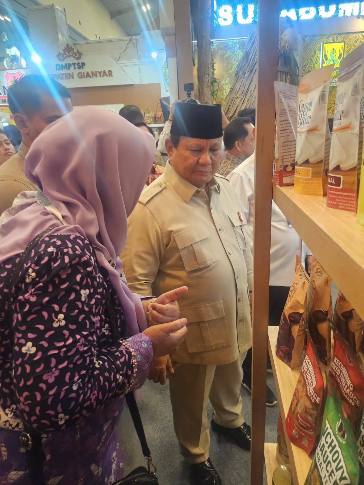 Prabowo Borong Keripik Bekatul, Produksi UMKM Kabupaten Tangerang di Apkasi Otonomi Expo