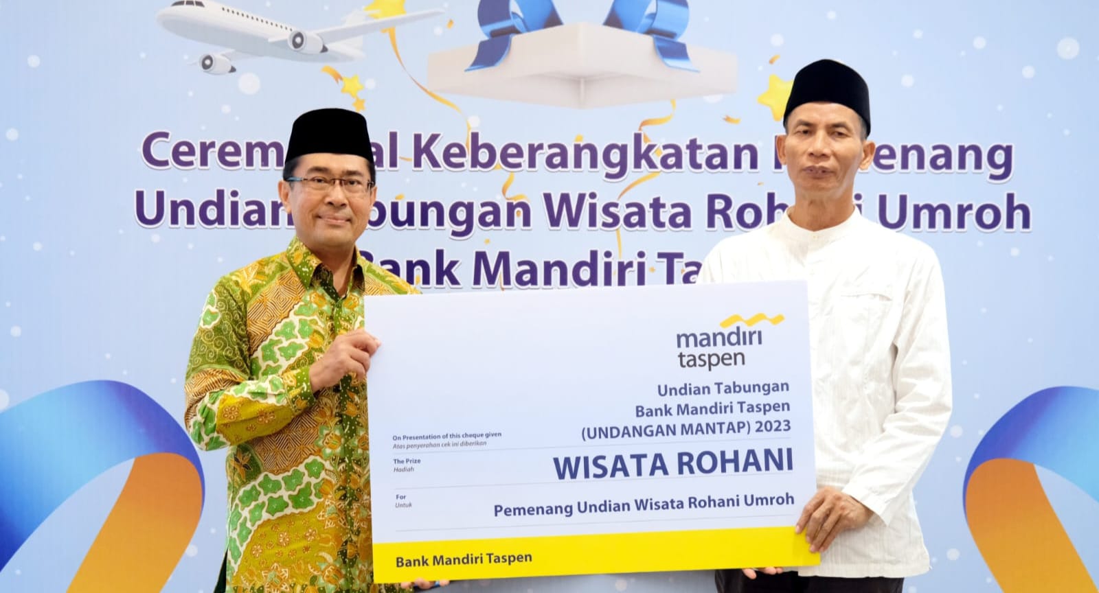 Delapan Nasabah Bank Mandiri Taspen Diberangkatkan Umroh