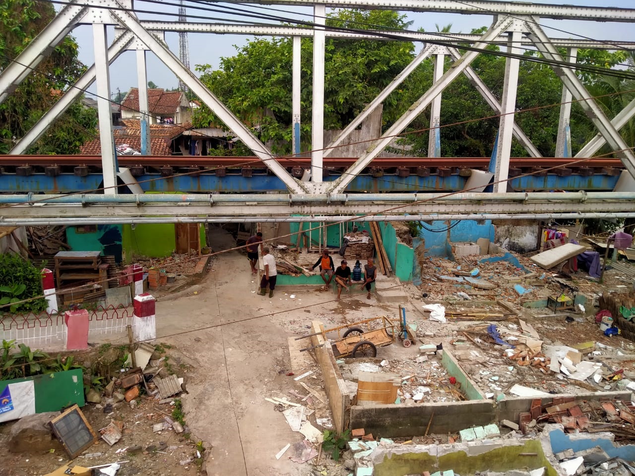 Dapat Uang Kerohiman, 15 Bangli di Bahu Rel Kereta Dibongkar