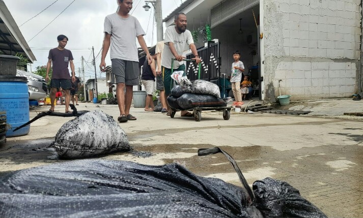 Mitigasi Banjir, Warga Mutiara Puri Harmoni Kerja Bakti Angkut Lumpur Saluran Air