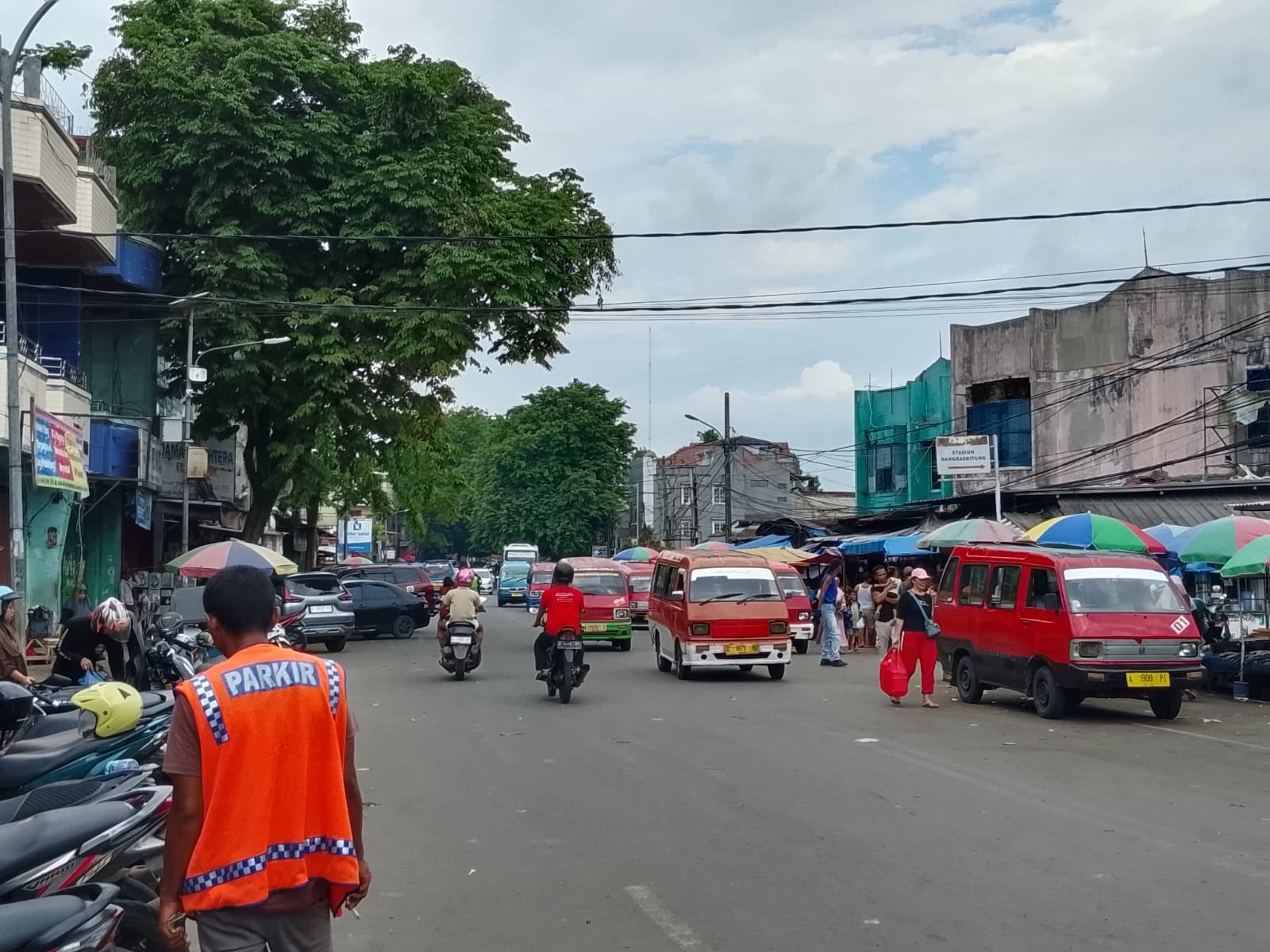 Angkutan Umum dan Parkir Liar Biang Kemacetan