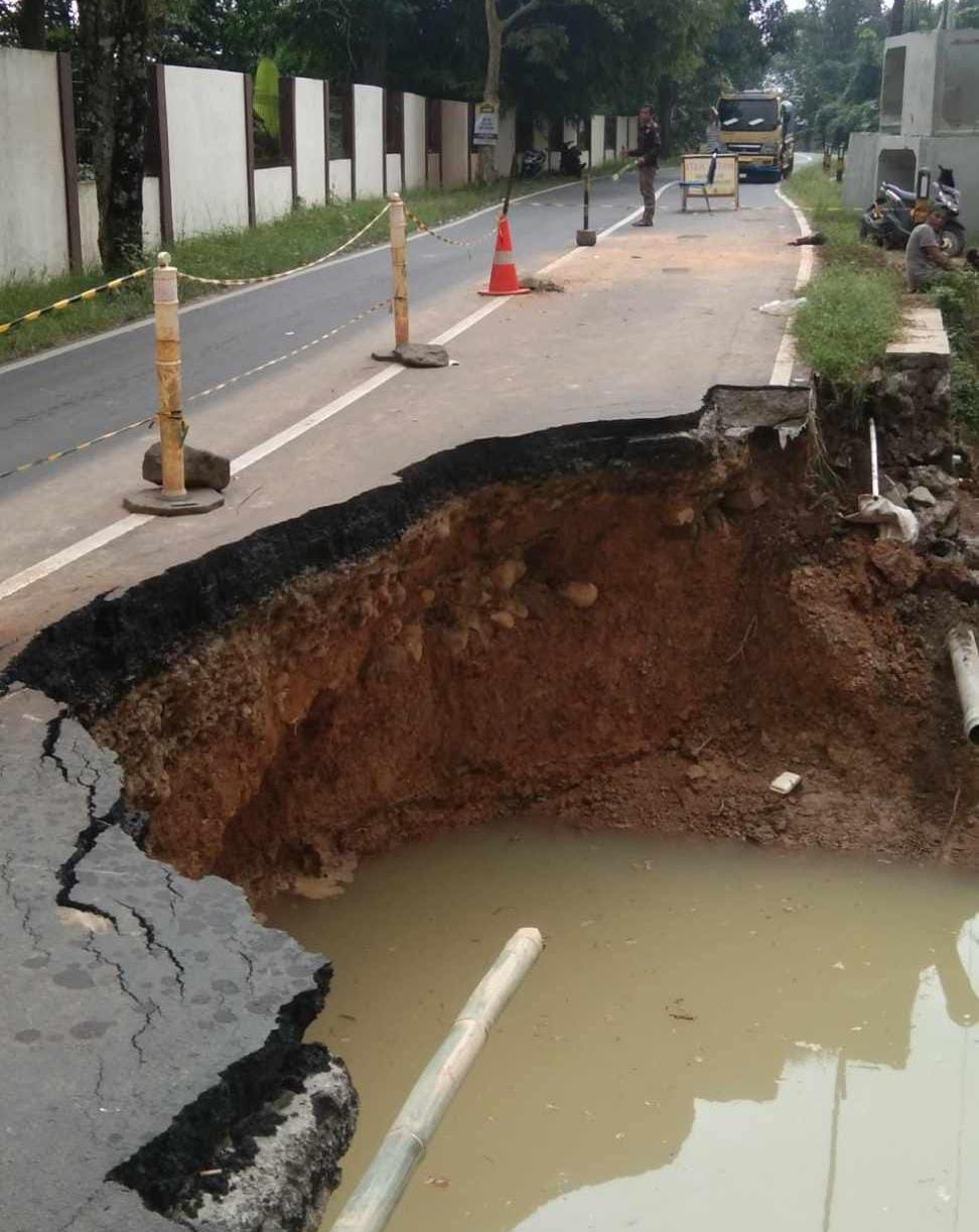 Ruas Jalan Wisata Negeri Diatas Awan Longsor