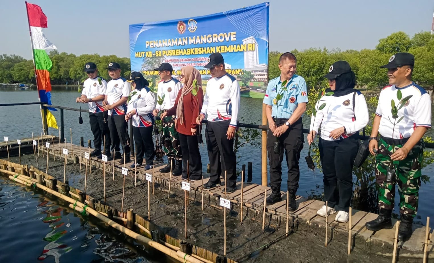 Kemenhan Gelar Baksos di Kampung Bahari
