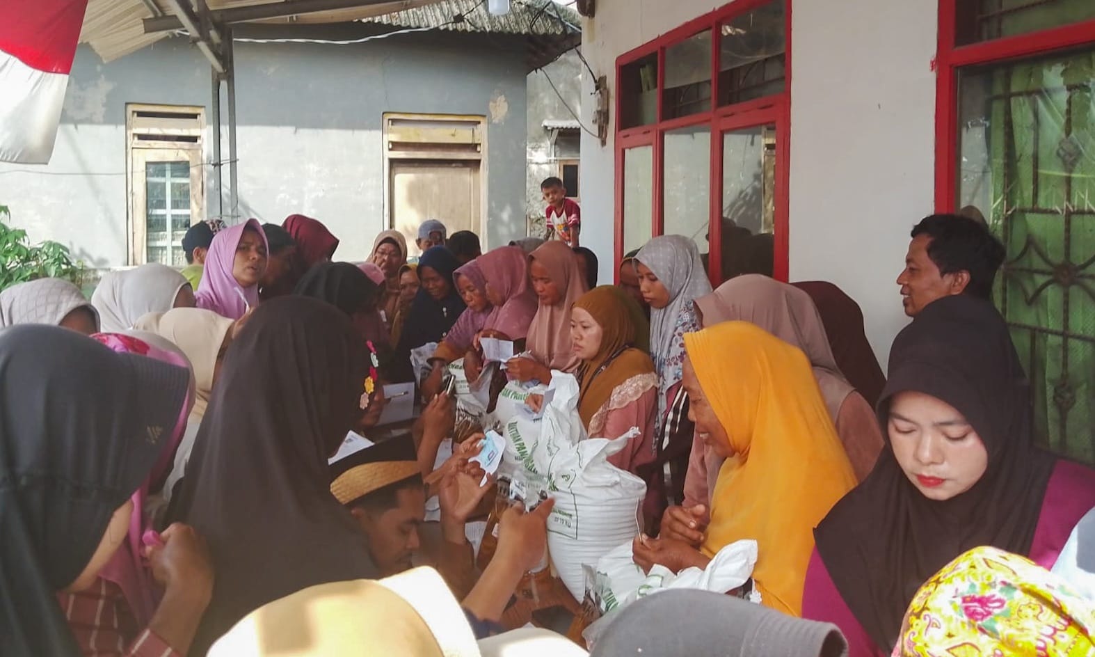 Ribuan KPM di Mekar Baru Terima Bantuan Pangan