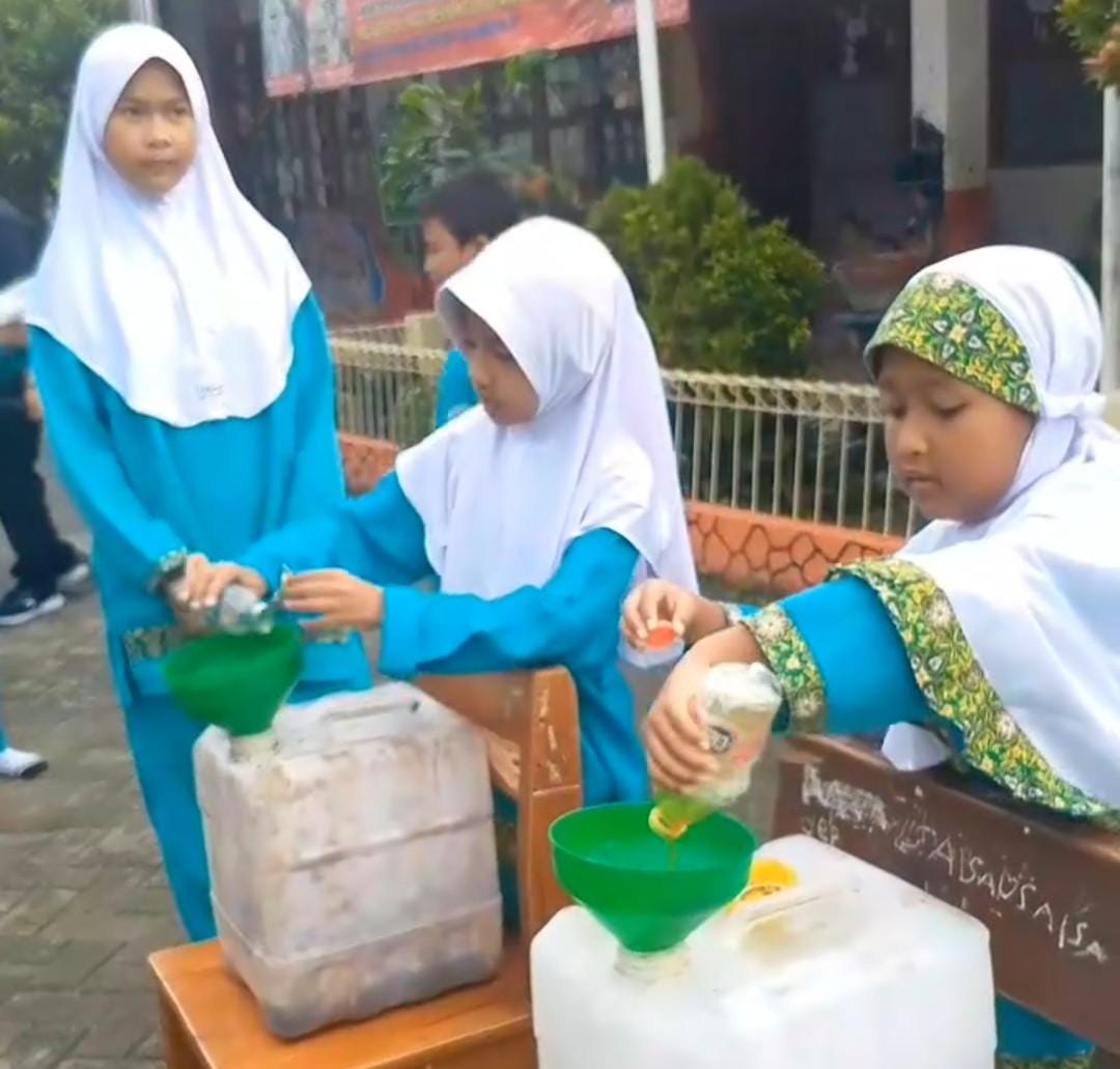 Siswa SDN Gelam Jaya Sedekah Minyak Jelantah