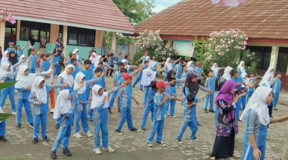 Jaga Kesehatan,  Ajak Siswa Senam Sehat