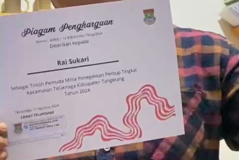 Camat Teluknaga Berikan Penghargaan kepada Tokoh Pemuda Mitra Penegakkan Perbup