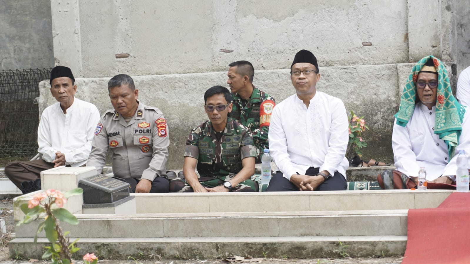 Forkopimcam Ziarah ke Makam Camat Pertama Rajeg di Kampung Batu Nunggul