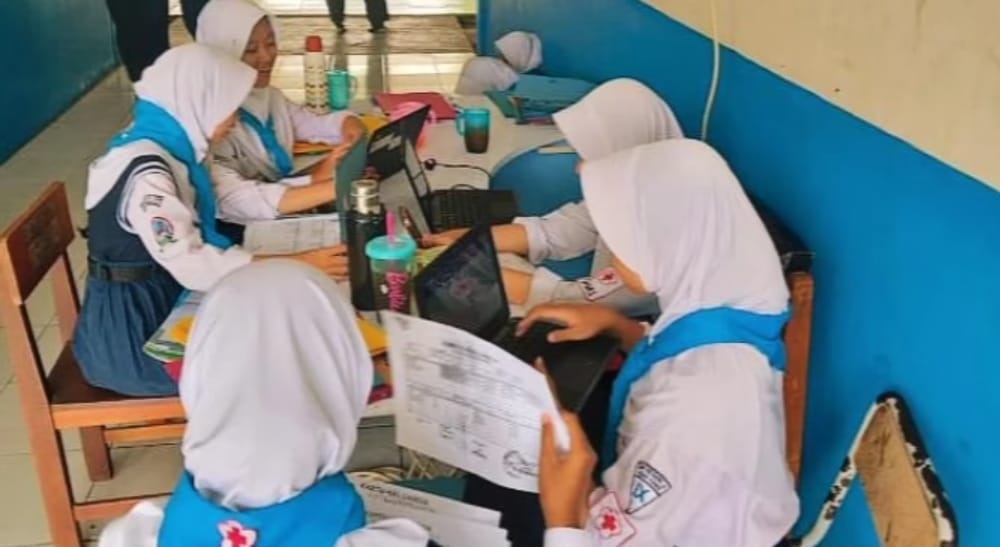 PMR SMPN 4 Pasar Kemis Bantu Periksa Kesehatan Siswa