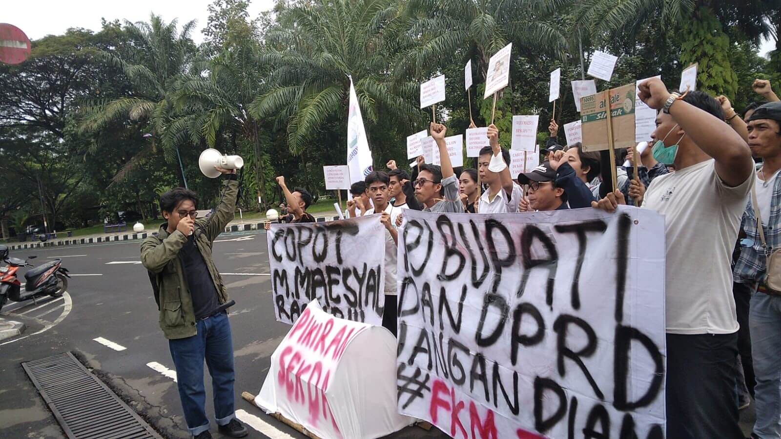 Mahasiswa Desak Sekda Mundur, Terkait Baliho Pencalonan Maesyal Rasyid Sebagai Calon Bupati Tangerang