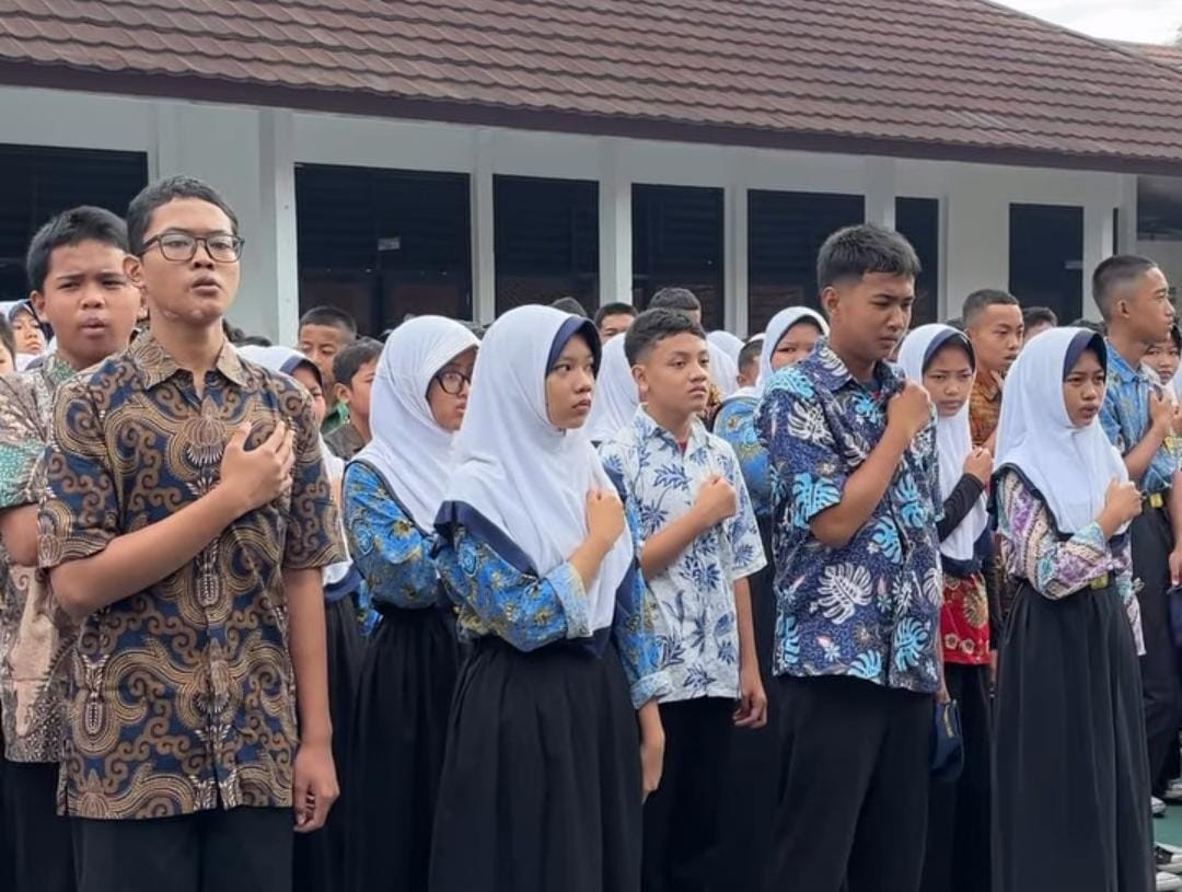 SMPN 1 Pagedangan Peringati Hari Batik, Ajak Siswa Merawat Warisan Budaya Indonesia
