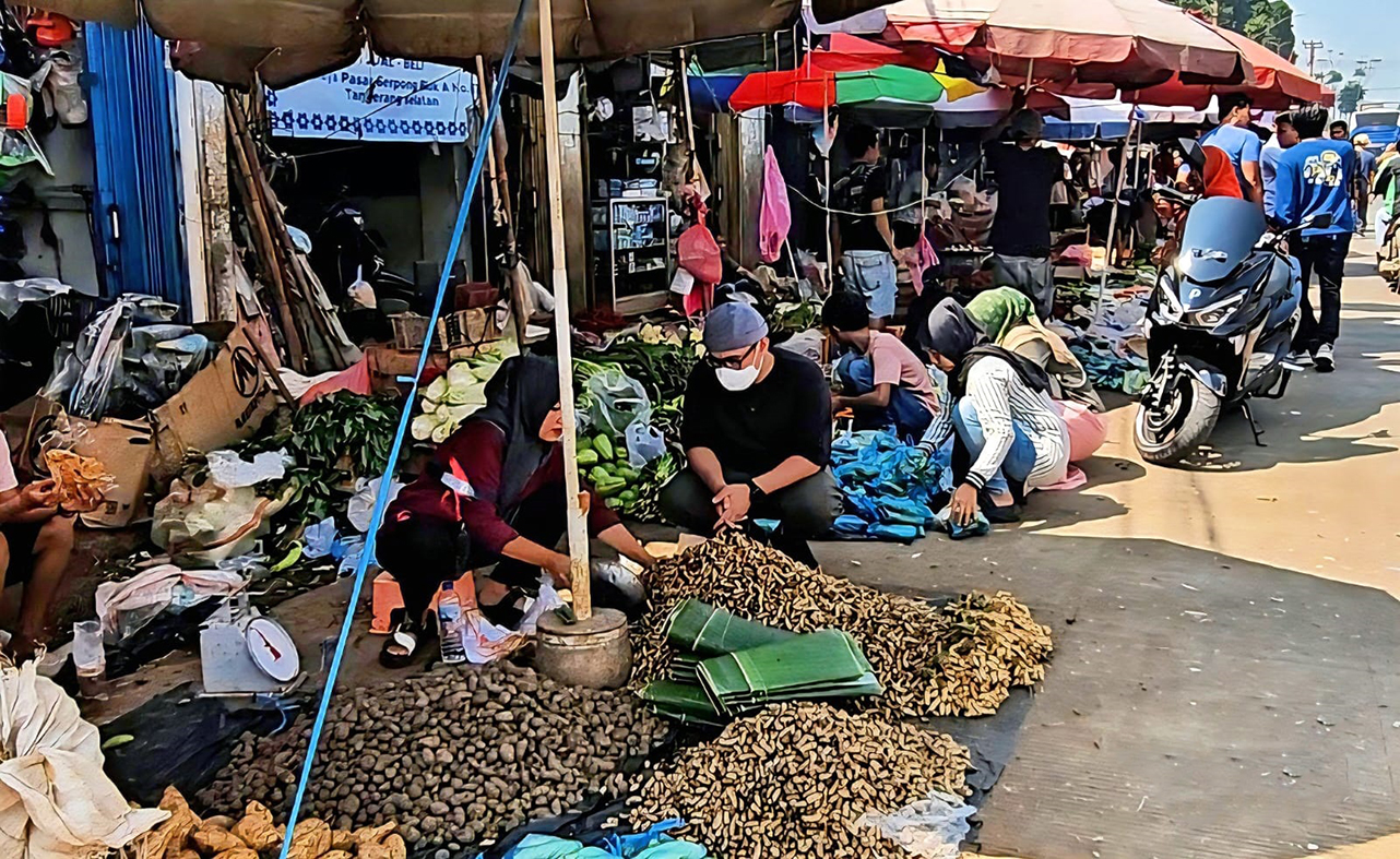 Sidak Pasar, Pilar Nyaru Jadi Pembeli Sayur