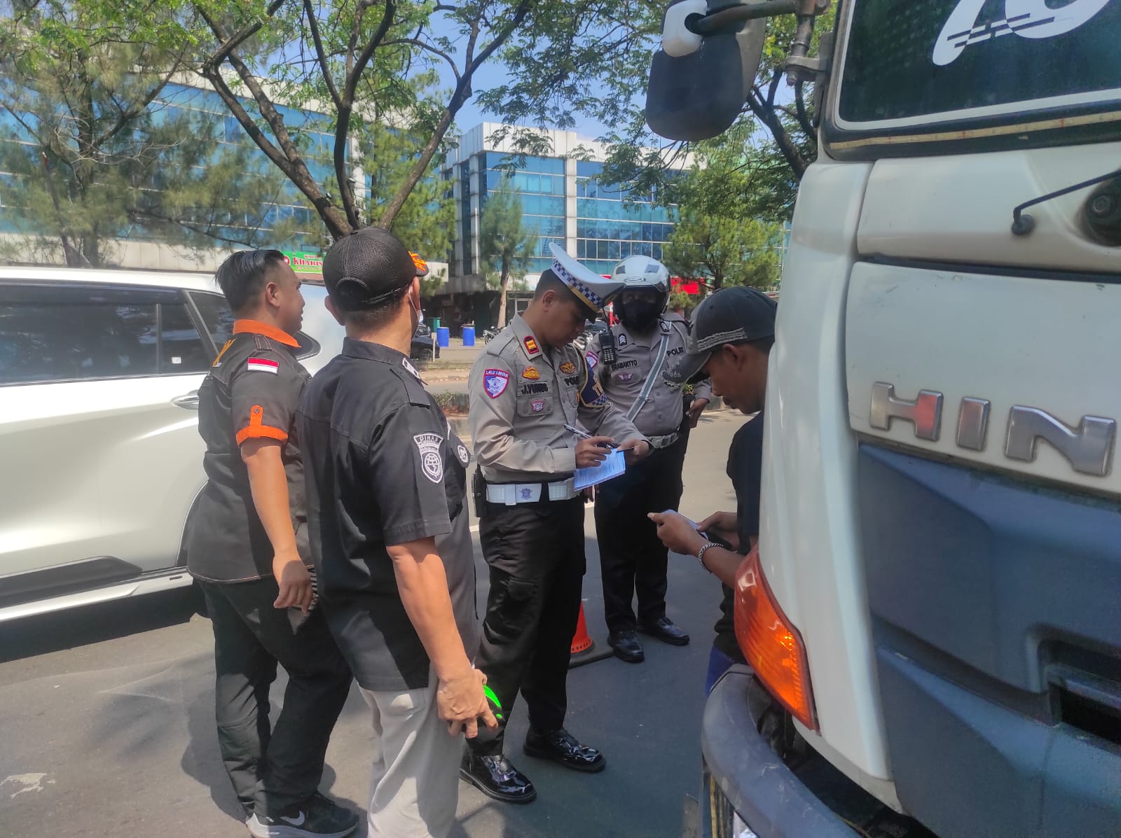 Melanggar Perwal Ratusan Truk Ditilang
